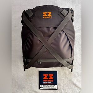 Minimeis Shoulder Carrier in Black